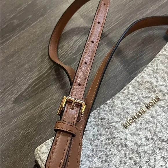 Michael Kors Jet Set Travel Large Logo Messenger Bag - Picture 8 of 15